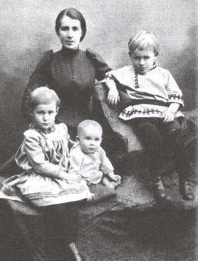 М.М. фон Эссен с детьми. Начало 1890-х годов.jpg